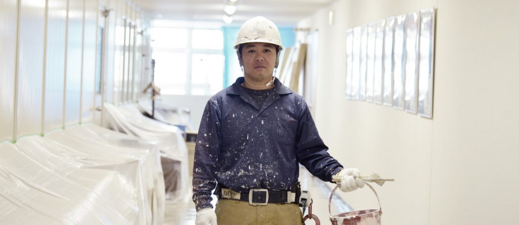 大きな壁にローラーで塗装する時、気持ちいいんですよ。