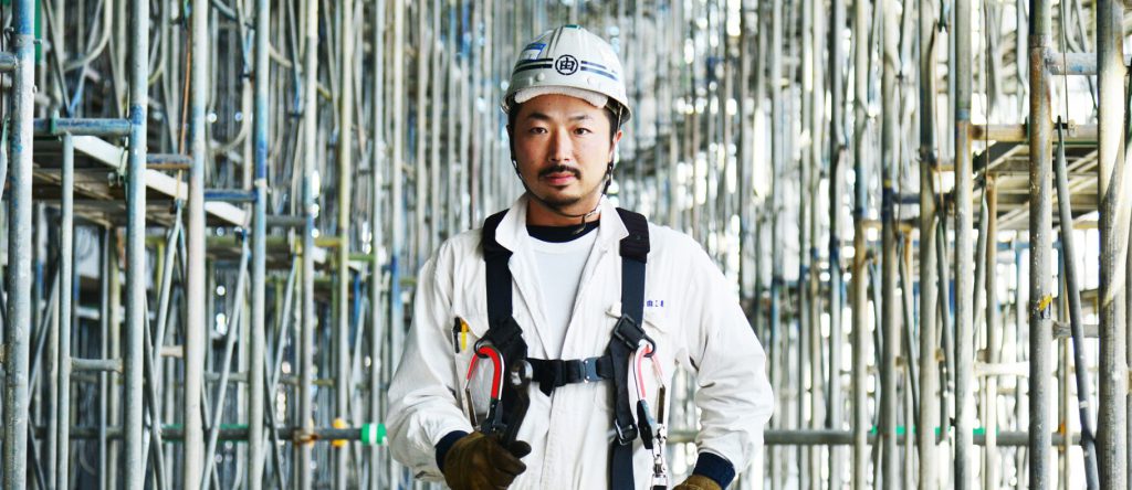 大きな鉄骨で柱や梁を組み、繋ぎ、建てる、何より準備が大切。