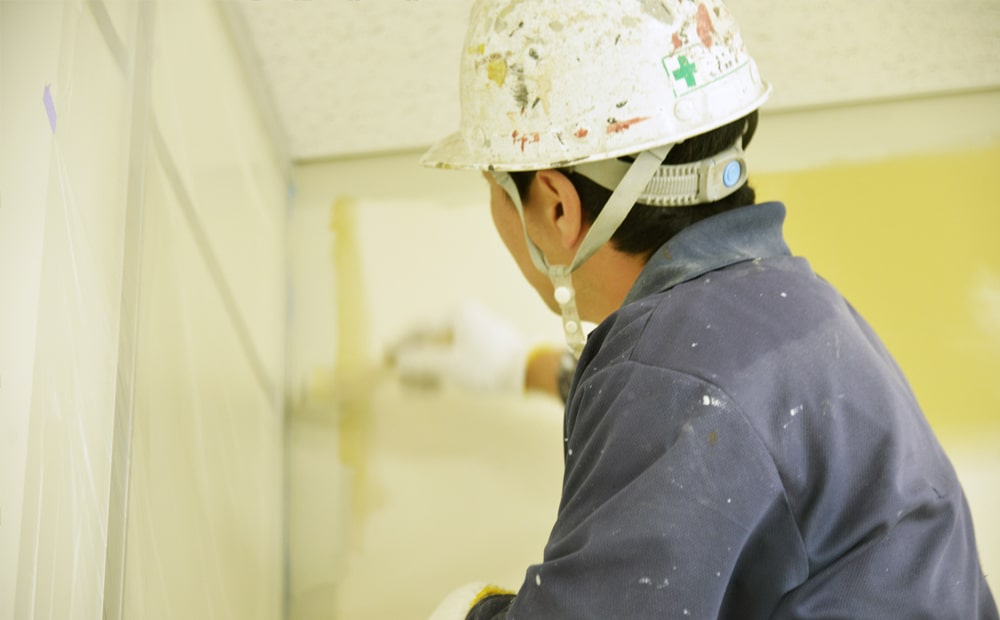 大きな壁にローラーで塗装する時、気持ちいいんですよ。