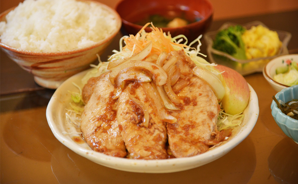 お腹いっぱい食べたい！おばちゃん手作りの定食。
