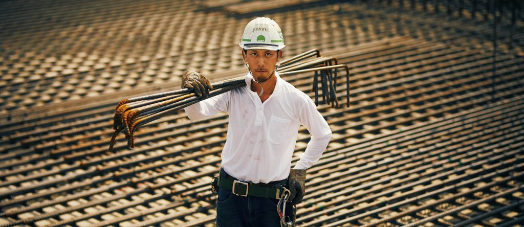 家族のために、自分のために、鉄の重さを肩に背負う。