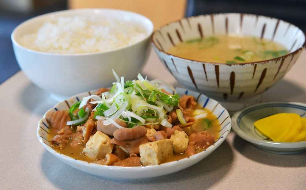 昭和40年創業の大衆食堂、甘いモツ煮が愛されている