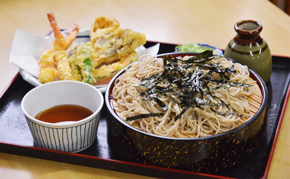 盛りよし、味よし、老舗の風格漂う食堂へ