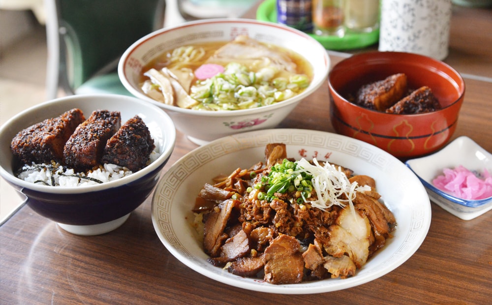 創業80年の名物食堂で、伝統メニューを味わう