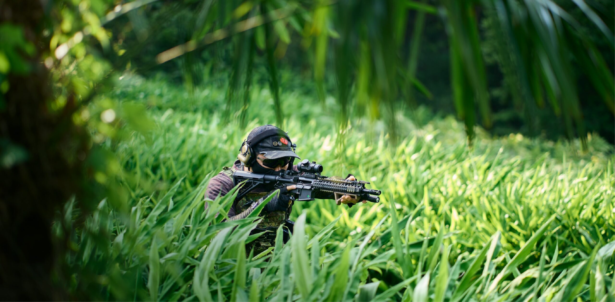 迷彩に身を包み、銃を握る。現場を離れた内装職人の戦場。