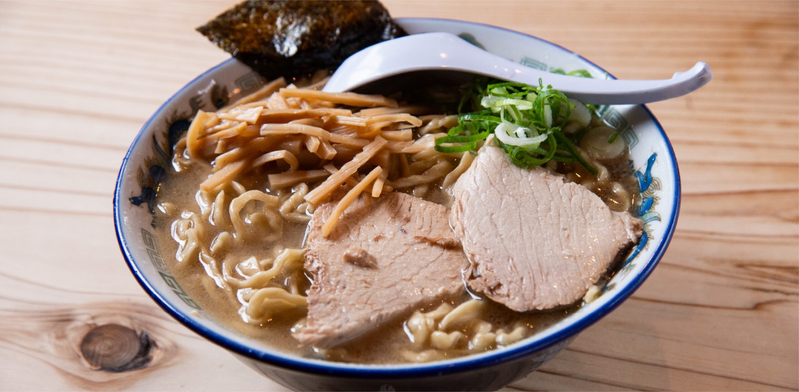 濃厚煮干しスープに極太ちぢれ麺独自のスタイルの一杯。